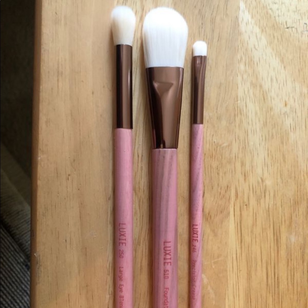 Makeup brushes